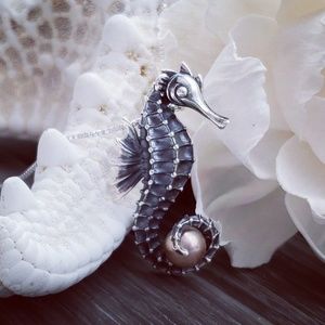 Sterling Silver Seahorse With 7mm Freshwater pearl